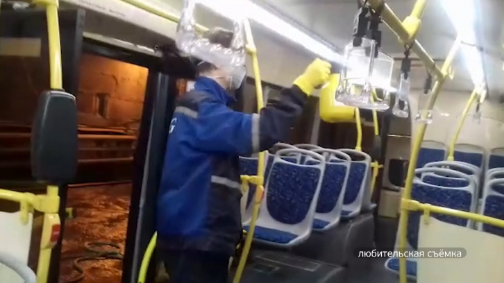 Общественный транспорт Владивостока покрывают специальным раствором 