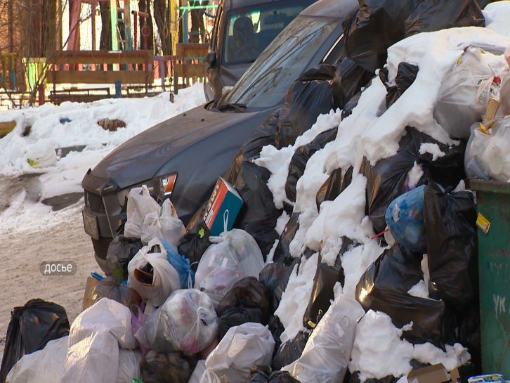 Уборка твердых бытовых отходов во дворах Владивостока затруднена