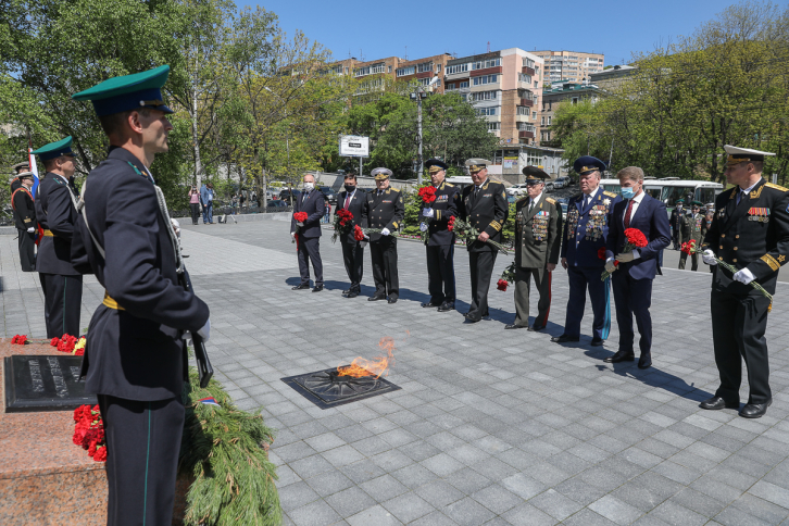 Губернатор края Олег Кожемяко возложил цветы к мемориалу героев-пограничников