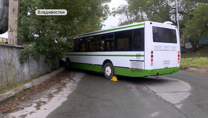 Автобус врезался в бетонную стену во Владивостоке 