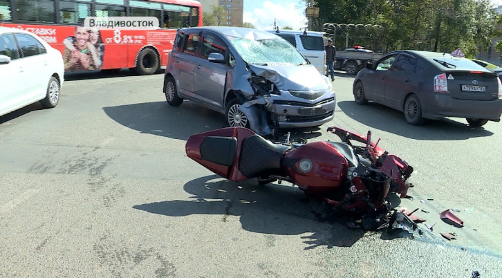 Мотоциклист и легковушка не поделили дорогу во Владивостоке 