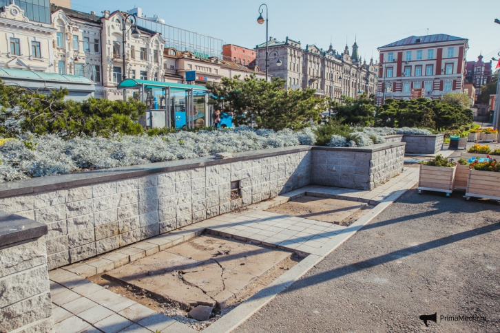 Скандальные лавочки и вазоны вывезли с центральной площади Владивостока