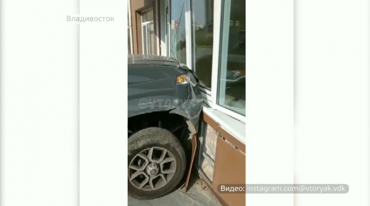 Во Владивостоке женщина за рулем устроила автоаварию 
