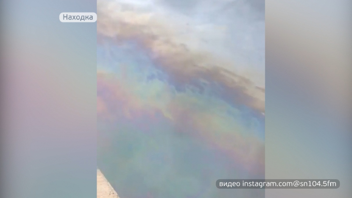 Огромное нефтяное пятно заметили в акватории 