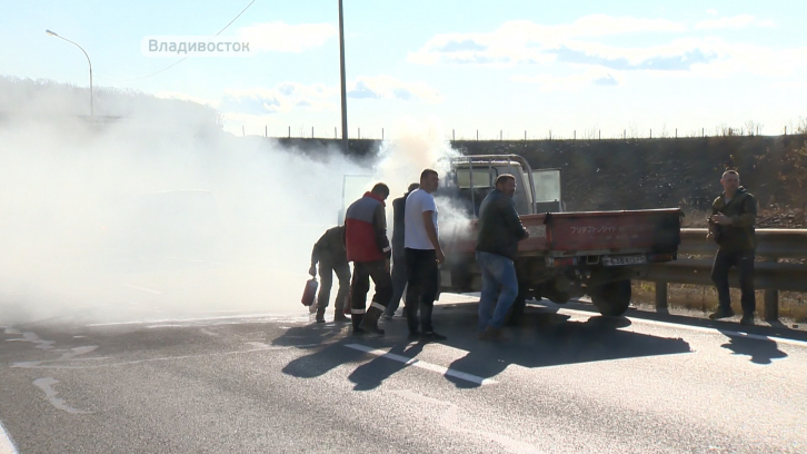 Пробка на объездной трассе Владивостока: произошло возгорание грузовика