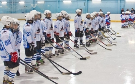 Маленькие хоккеисты соревновались на артемовском льду