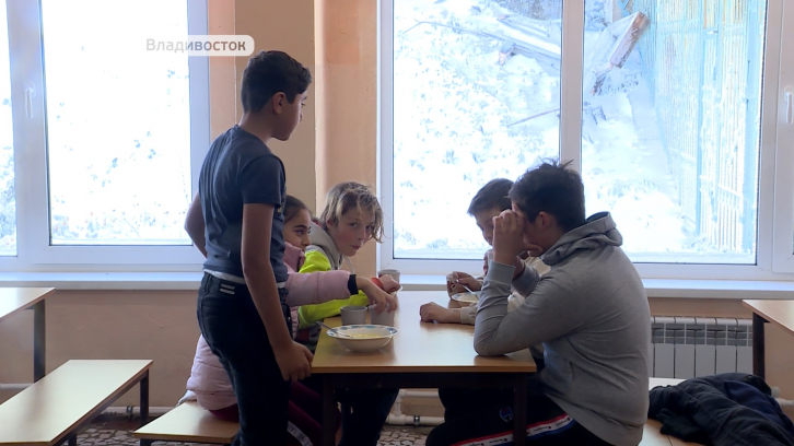 Бесплатное питание и круглосуточное пребывание организовано для детей из пострадавших районов Владивостока