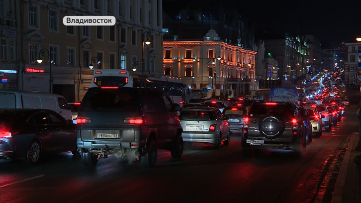 Владивосток стоит в пробках. Движение на дорогах затруднено из-за неубранного снега
