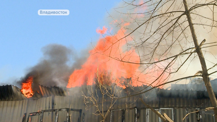 Во Владивостоке в районе улицы Никифорова потушен пожар