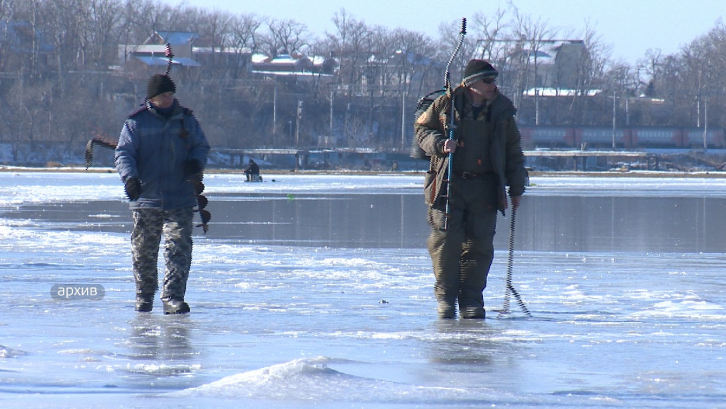 Ещё два рыбака провалились под лед в Приморье 