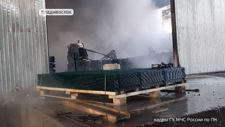 Складское помещение загорелось во Владивостоке