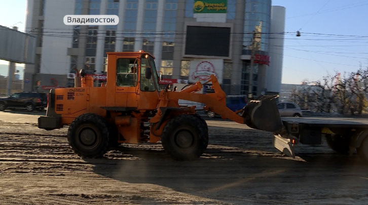 Порыв водопровода устраняют во Владивостоке 