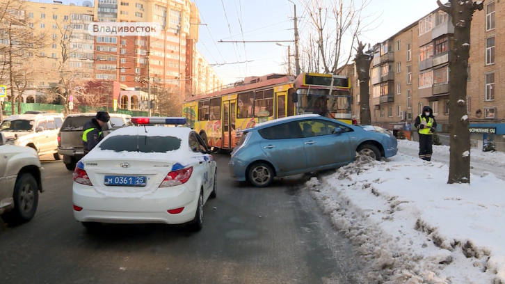 Троллейбус протаранил 4 машины во Владивостоке