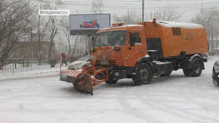 Снегоуборочная техника вышла на улицы Владивостока