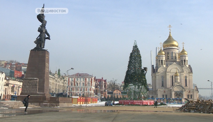 Новогоднюю елку убирают с центральной площади Владивостока