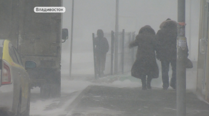 В отдаленных районах Владивостока сложная ситуация из-за непогоды 