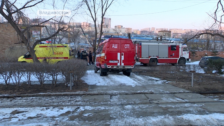 Скорая помощь, пожарные и полиция прибыли на улицу Спортивную