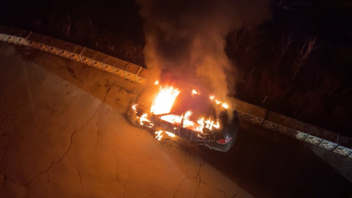 Фейерверк и взрывы: машина сгорела во Владивостоке 