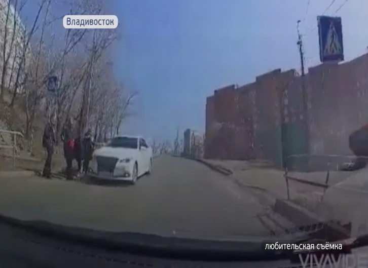 Автомобилист чуть не сбил группу школьников во Владивостоке 