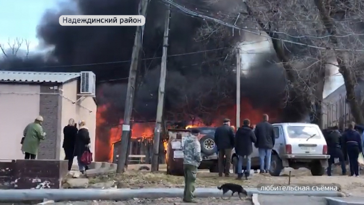 Сильный пожар вспыхнул в Надеждинском районе