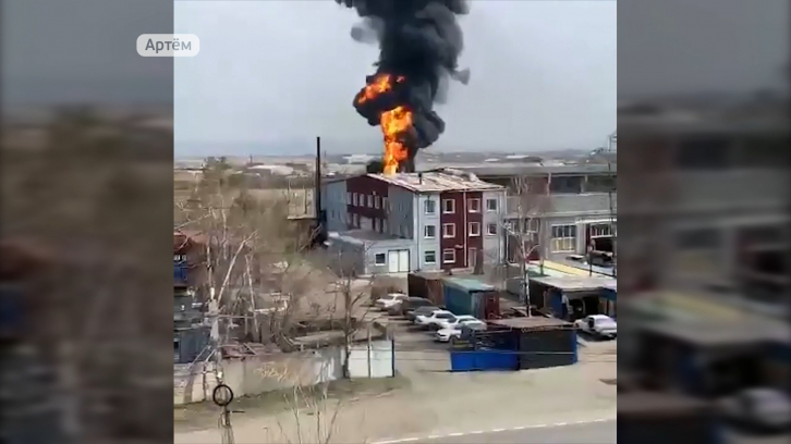 Крупный пожар случился на территории асфальтового завода