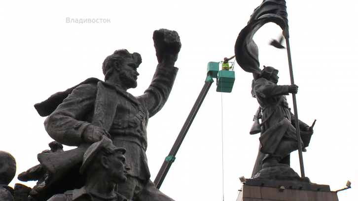 Во Владивостоке моют памятники 