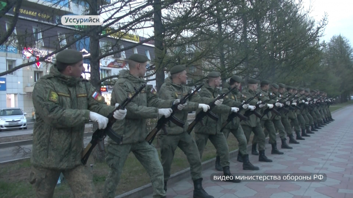 Репетицию Парада Победы провели на центральной площади Уссурийска 