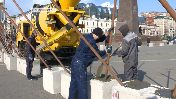 На Центральной площади Владивостока начали строительство "сухого" фонтана