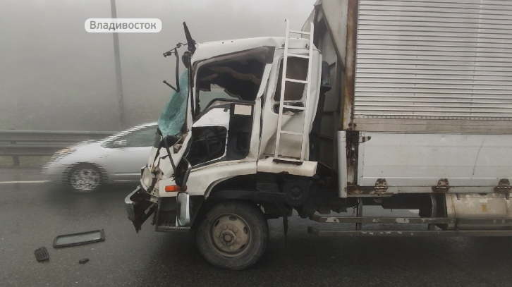Во Владивостоке на объездной трассе столкнулись два десятка машин