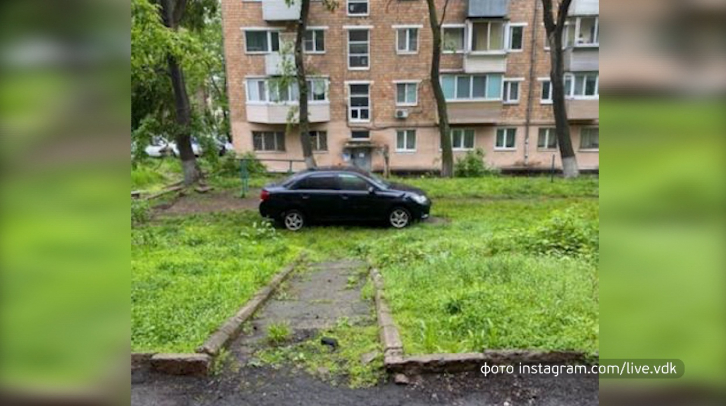 Автолюбитель припарковался и возмутил жителей Владивостока 