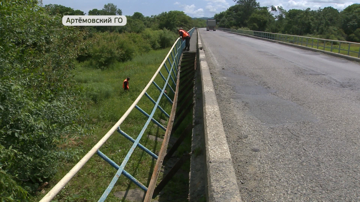 На мосту через Кневичанку обвалилась часть тротуара