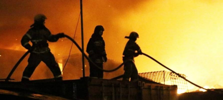 Во владивостокском "Китай-городе" сгорел склад