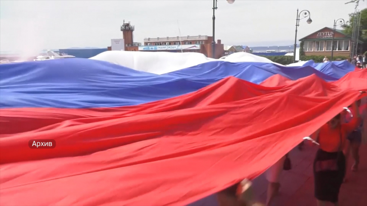 Юнармейцы развернули российский флаг возле подводной лодки