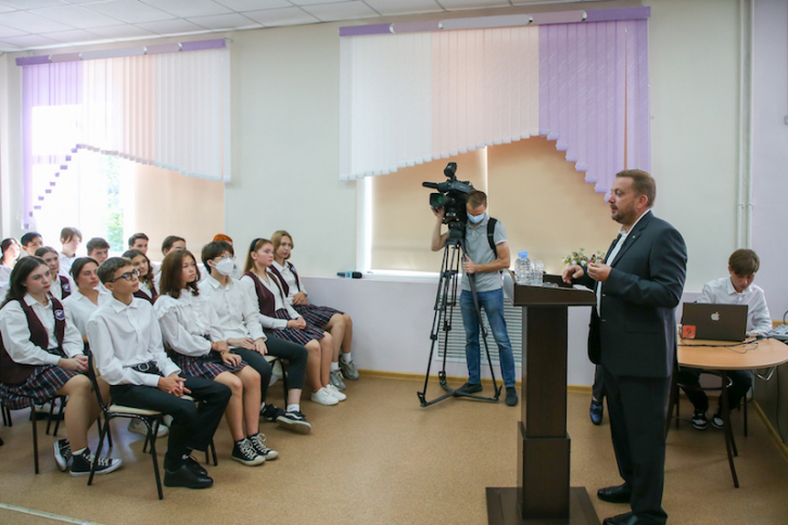 В школах Владивостока прошли уроки известных политиков, бизнесменов и деятелей культуры