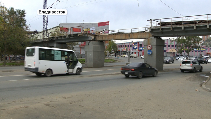 Движение под мостом в районе Спортивной во Владивостоке восстановлено