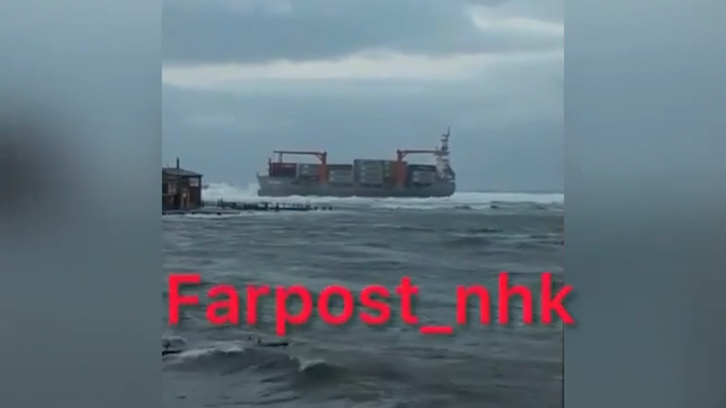 Панамский контейнеровоз сел на мель у берегов Приморья