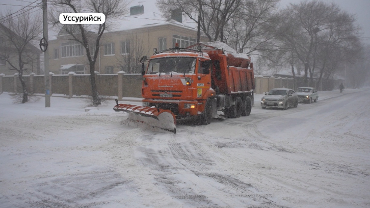 Дорожные службы перешли на круглосуточный режим работы в Уссурийске 