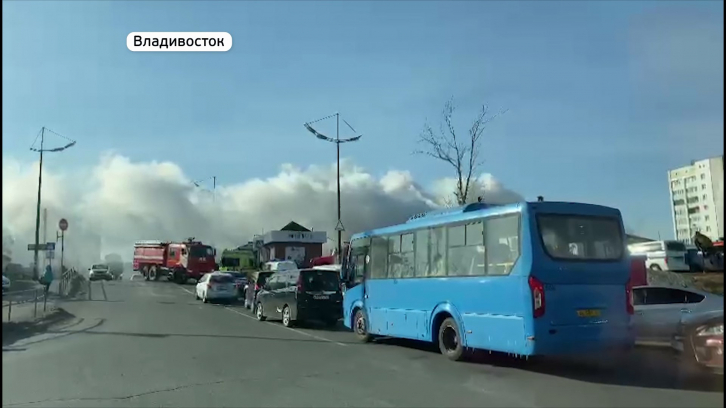Во Владивостоке горит рынок на остановке Детский парк