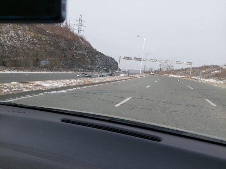 Во Владивостоке сдуло дорожный столб
