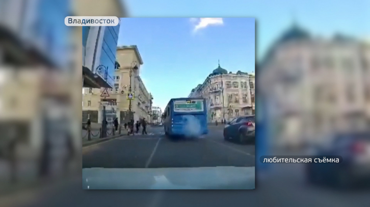 Водителя автобуса наказали за проезд на красный 