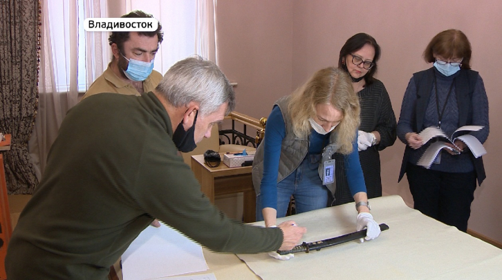 Старинные ножи, кинжалы и сабли привезли во Владивосток 