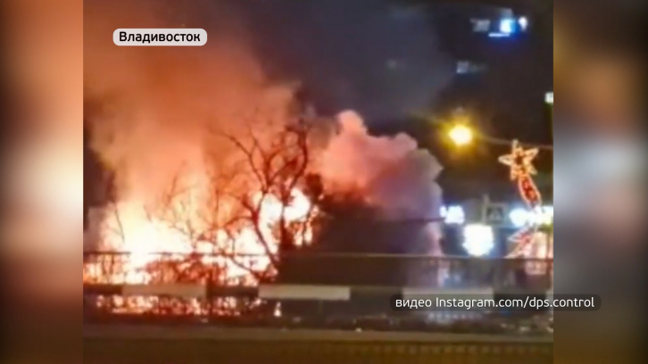 Во Владивостоке сгорел деревянный дом