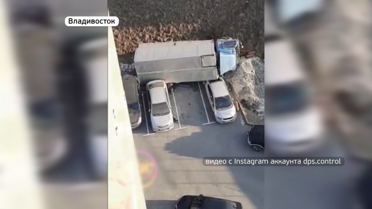 Во Владивостоке грузовик скатился со строительной площадки