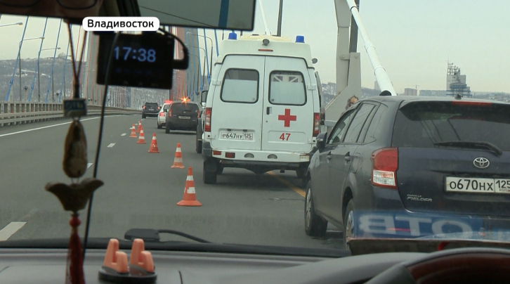 Мужчина упал с моста во Владивостоке 