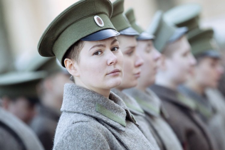 «Батальон». Ради съемок актриса постриглась под ноль прямо во время съёмочного процесса. Кроме того, в сцене с избиением актрису били натурально, были сильные шлепки, но режиссёр этого не слышал, так как наблюдал за процессом довольно далеко и просил повторить дубль, если что-то не нравилось.