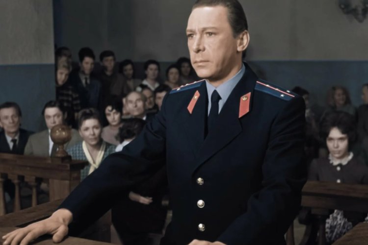 Следователь, как и его подозреваемый, играет в самодеятельном театре. Он с сочувствием относится к благородной идее Деточкина — угонять автомобили, чтобы переводить вырученные за них деньги детским домам, — но долг превыше всего.